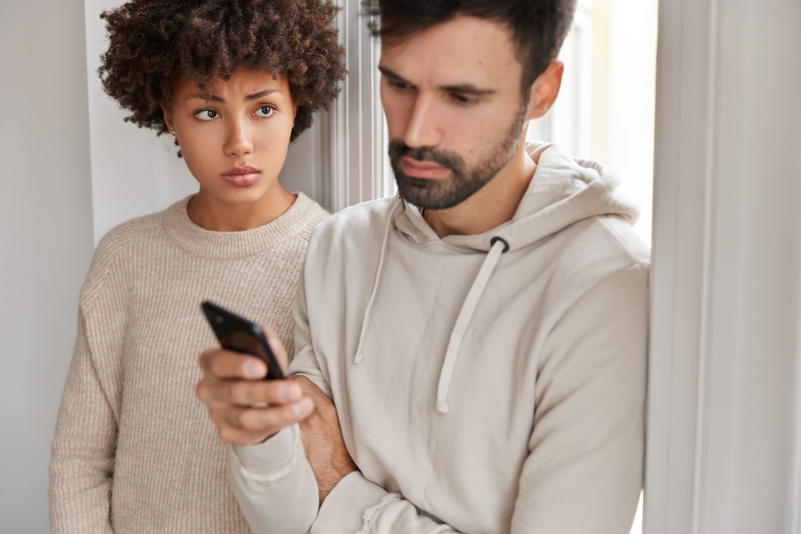 Visuel illustrant les effets des réseaux sociaux sur les relations.