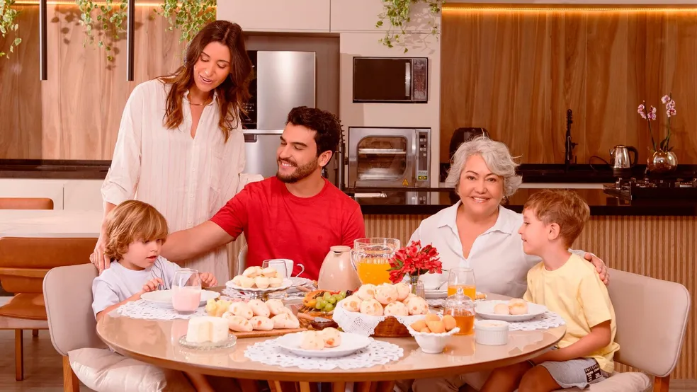 عائلة سعيدة مجتمعة خلال العطلات.